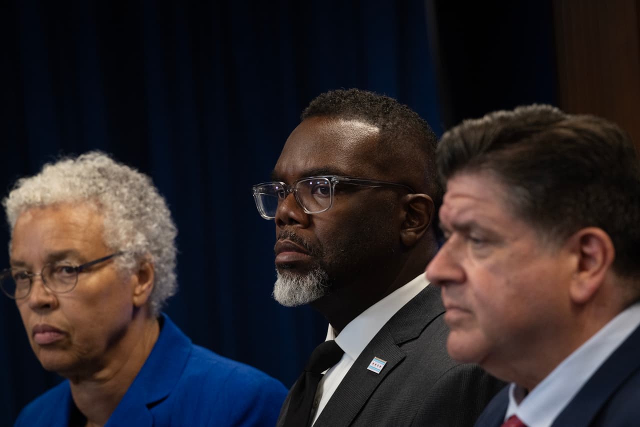 “No tenemos una crisis migratoria en Chicago,
<b> tenemos una crisis de armas</b>”. Una postura respaldada por el alcalde Brandon Johnson, quien agregó: “La violencia en Chicago no se debe a que tengamos demasiados inmigrantes, sino a que tenemos demasiadas armas”, comentó Pritzker.