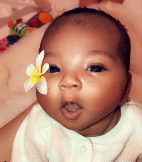 En post reciente que Khloé Kardashian subió a la página de su hija, escribió lo siguiente: "No lo puedo creer, mi bebé cumple mañana un mes de nacida, algo que me hace feliz y me pone triste al mismo tiempo. Gracias Jesús por mi dulce cacahuatito".