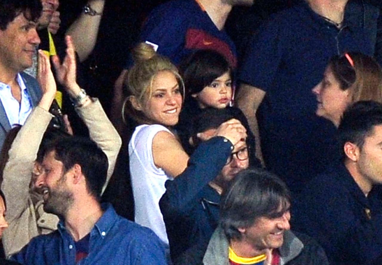 Y claro, mientras su amado trabaja muy duro en la cancha, ella y el pequeño Milán lo apoyan con todo.