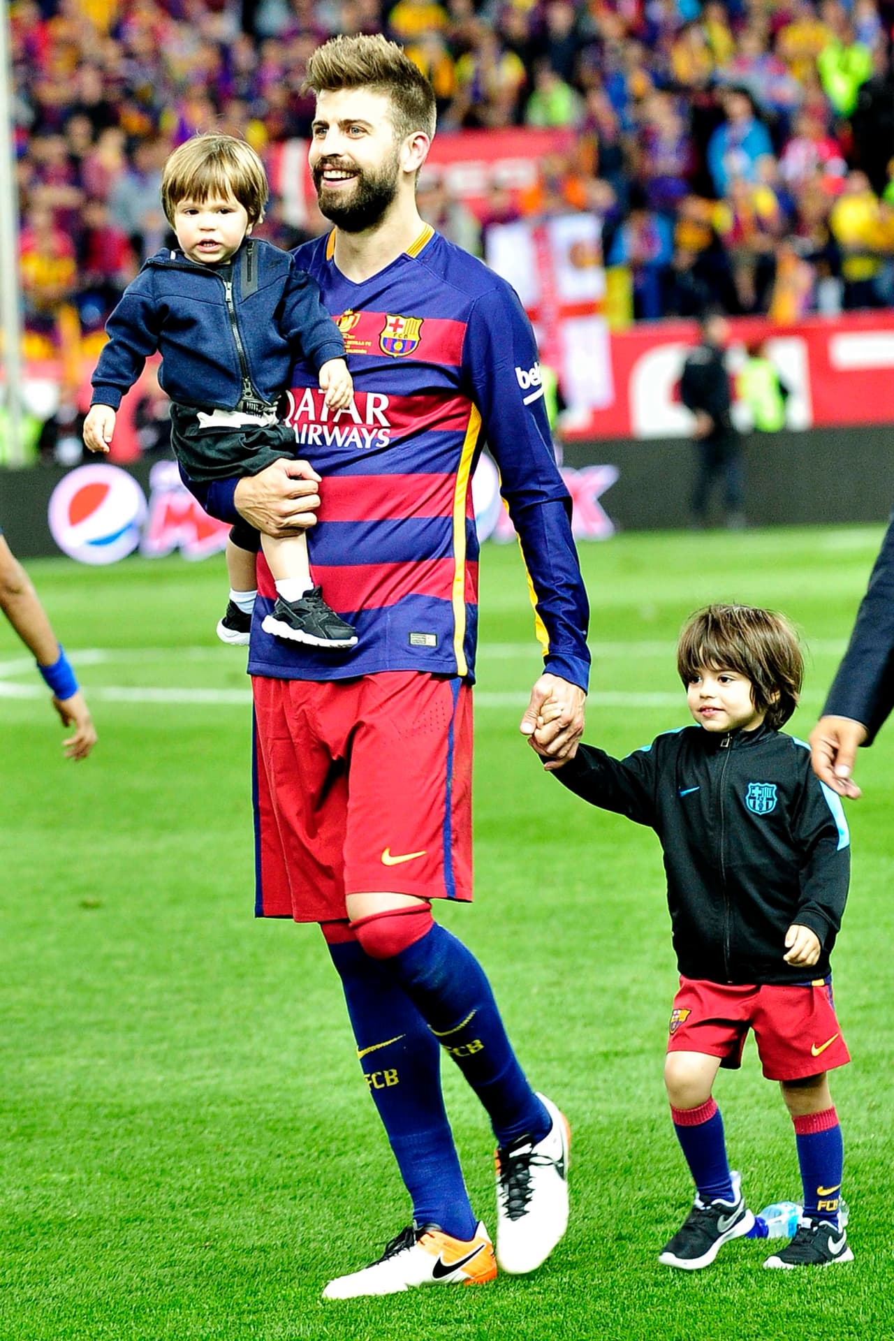 El defensa también cargó a Sasha para posar para las fotos.