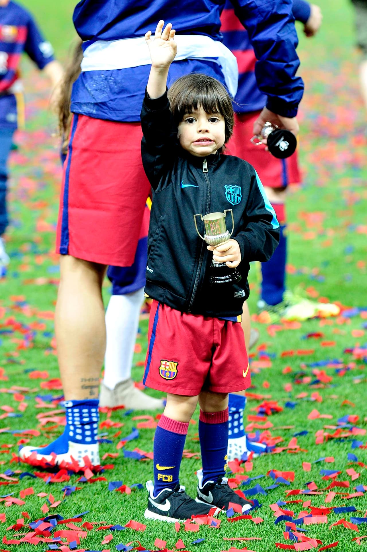 Cute! Le dieron su copita.