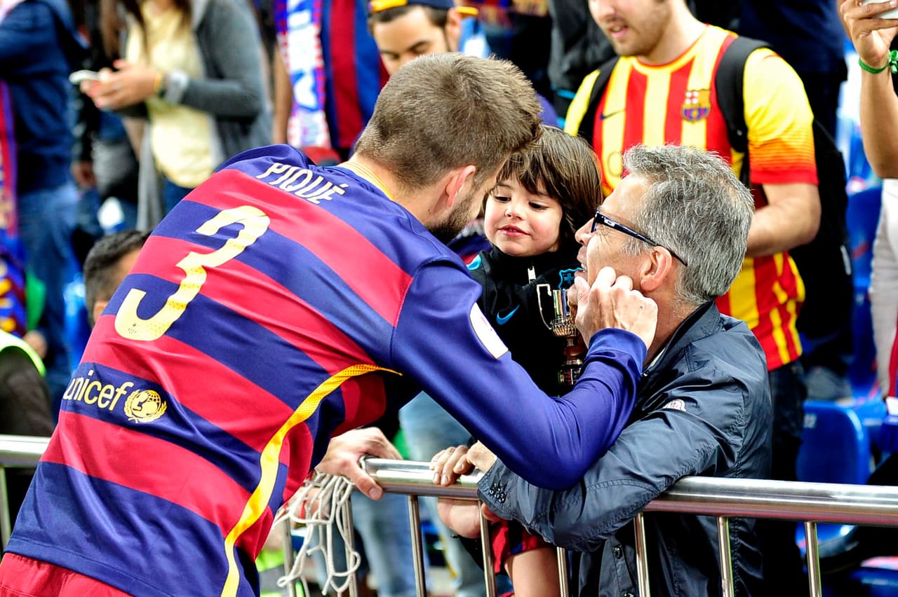 Milan de inmediato bajó a nivel de cancha para festejar con su papi.