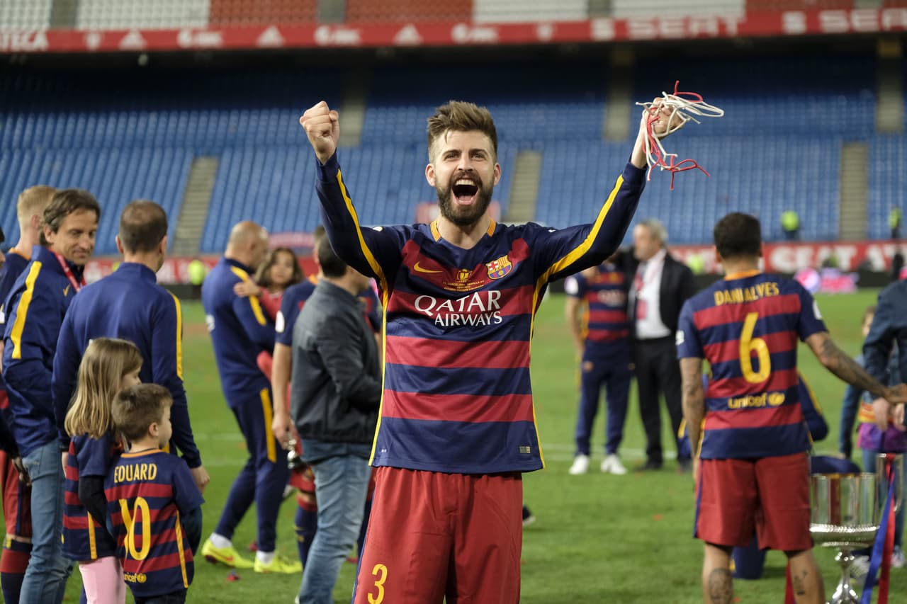 Shakira no bajó para felicitar a su galán.