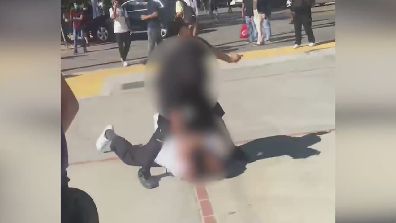 “Es preocupante”: indignación entre padres por video de estudiantes peleando afuera de una escuela en Reseda