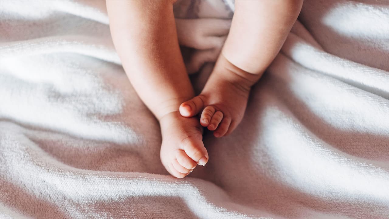 Aprende la forma correcta de cargar a tu bebé, dile adiós al miedo