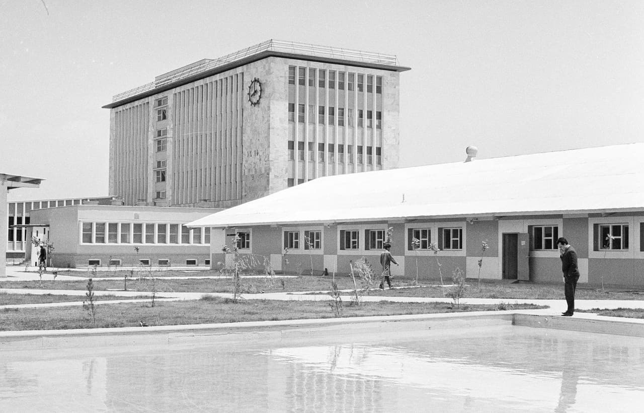 La fachada de la nueva imprenta del gobierno afgano, inaugurada en 1966. 
<br>
<br>Entre 1956 y 1979 el país tuvo un importante crecimiento económico, sustentado
<a href="https://www.britannica.com/place/Afghanistan/Agriculture-and-forestry"><u> especialmente por la Unión Soviética y Estados Unidos</u></a>. Estas potencias competían por mantener el control económico e ideológico en el mundo 
<a href="https://www.univision.com/noticias/mundo/75-anos-de-la-invasion-de-okinawa-la-ultima-gran-batalla-de-eeuu-en-la-segunda-guerra-mundial-fotos-fotos"><u>después de haber sido aliados en la Segunda Guerra Mundial</u></a>.