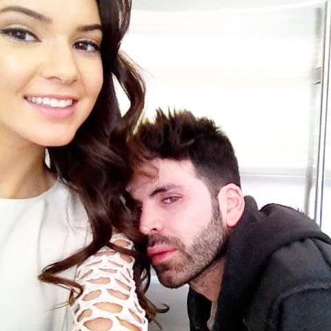 También es muy amigo de Kendall Jenner, con quien ha podido trabajar.