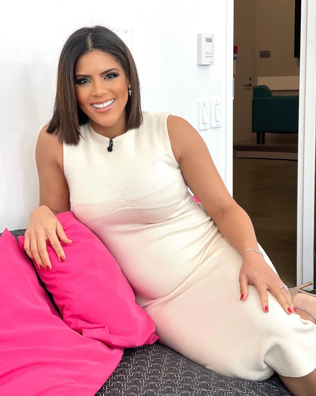 "Valoro y admiro más mi cuerpo ahora porque es tan sabio y maravilloso que acomoda todo para que mi pequeñ@ se sienta cómod@ y pueda crecer fuerte, san@ y feliz. Así que desajústate como te dé la gana, cuerpo mío, que tú y yo nos las arreglaremos más adelante, por ahora dale a mi bebé de mí todo lo que necesita. ¡Dios no se equivoca!".