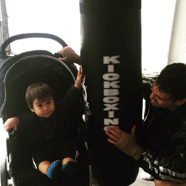 A Christian Leo lo lleva al gimnasio para que lo acompañe a entrenar.
