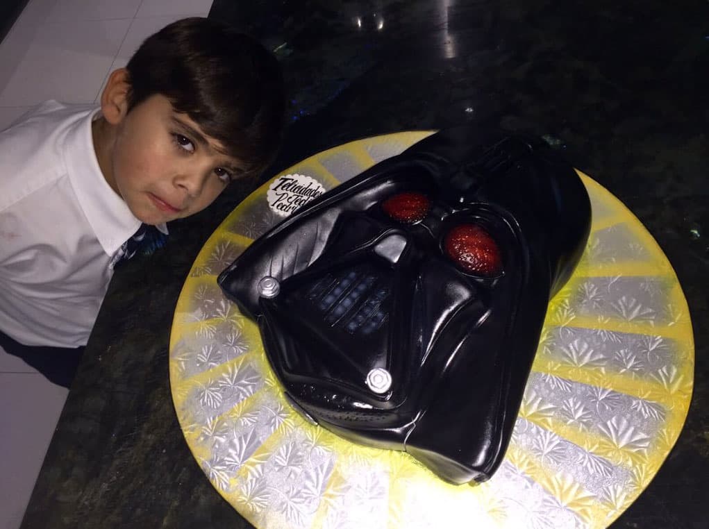 Él es Pedrito, sin duda se parece a él.