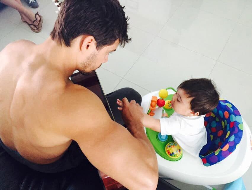 Pedro Moreno es un estupendo padre y además puede presumir que tiene un cuerpo totalmente marcado.