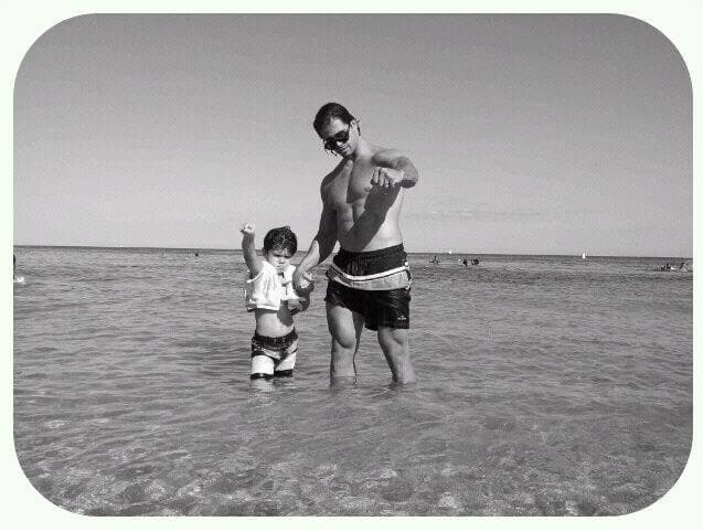 Sale con ellos a pasear siempre que tiene tiempo.