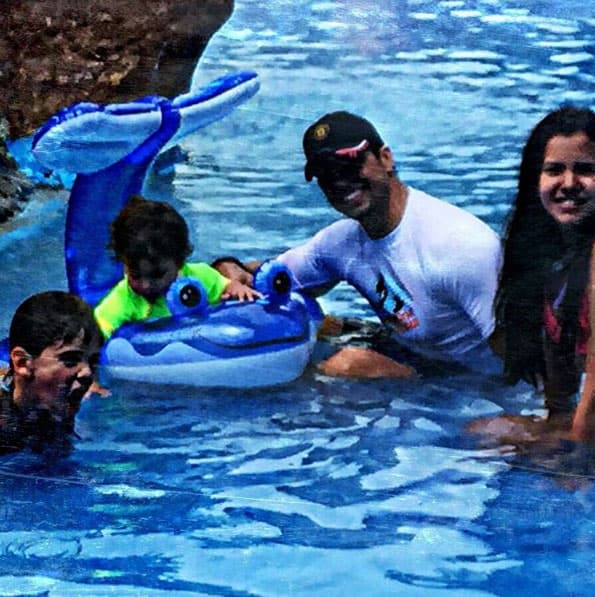 Pedrito y Christian Leo son sus hijos, y a pesar de que Alexandra no lleva su sangre, la quiere como si lo fuera.