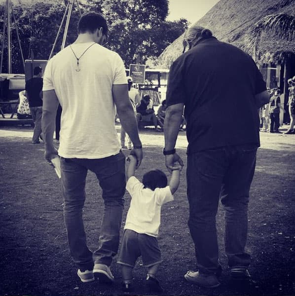 En esta foto aparecen tres generacion, papá, hijo y abuelo.