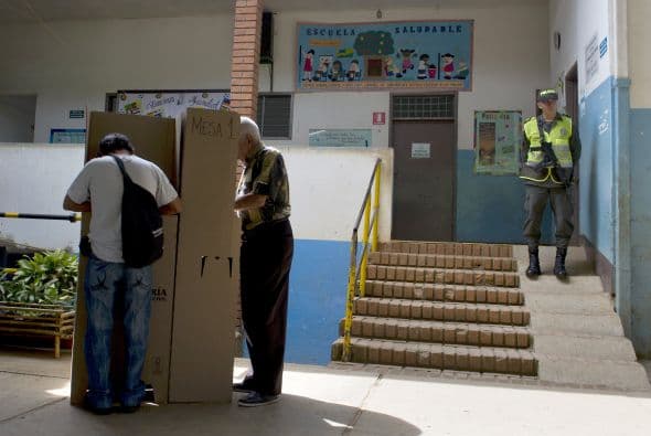 Los ciudadanos escogieron entre cinco candidatos del más amplio espectro político, ninguno de los cuales alcanzaba en las encuestas la mitad más uno de los votos necesarios, por lo que todo apunta a que se celebrará una segunda vuelta el 15 de junio.