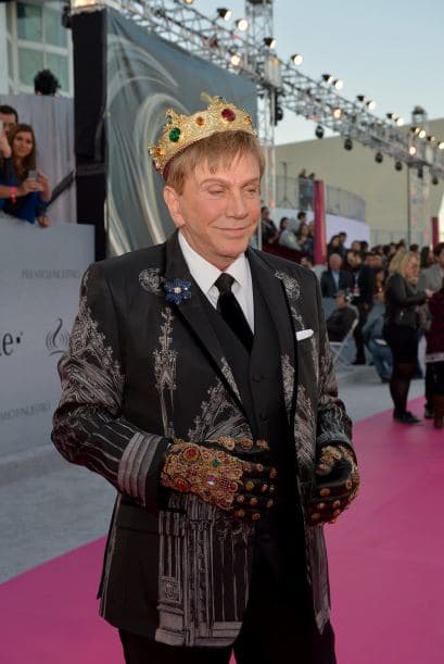 Osmel Sousa llegó con todo y corona. ¡Cuidado bellas! El juez de Nuestra Belleza hará buenas críticas.