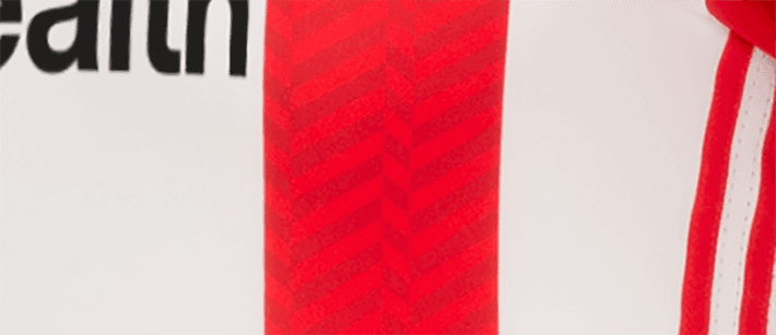 La barra vertical incluye el diseño 'fracturado' que introdujo el club cuando cambió su escudo hace más de un año, en honor al nombre del equipo 'Earthquakes' (terremotos).