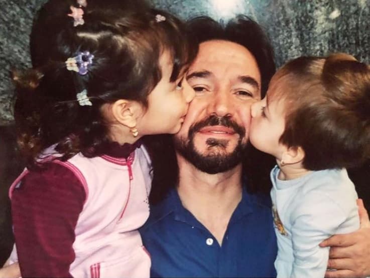 El 29 de diciembre fue el cumpleaños número 62 de 'El Buki'. Tanto sus hijas como su esposa lo felicitaron vía redes sociales.