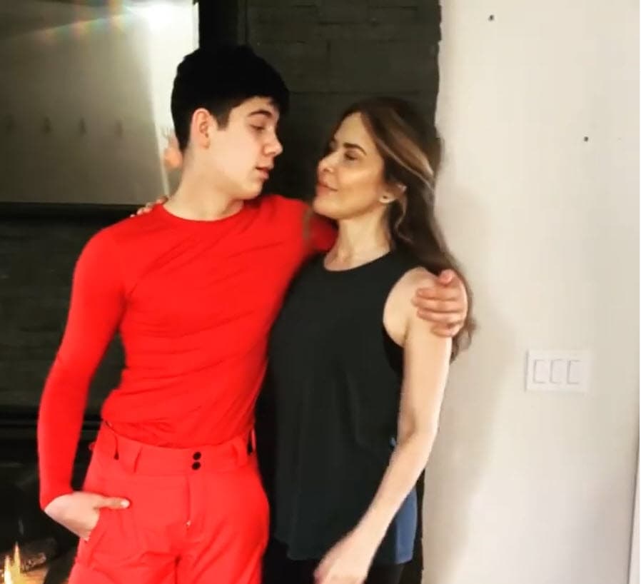 Pero de vuelta al presente, Gloria Trevi celebrará la Navidad 
<b><a href="https://www.univision.com/famosos/angel-gabriel-el-hijo-de-gloria-trevi-que-nacio-y-crecio-en-medio-del-escandalo-fotos" target="_blank">al lado de su marido y sus dos hijos</a></b>: Ángel Gabriel (18 años) y Miguel Armando (15), a quien presumió así en Instagram este 24 de diciembre. 
<br>