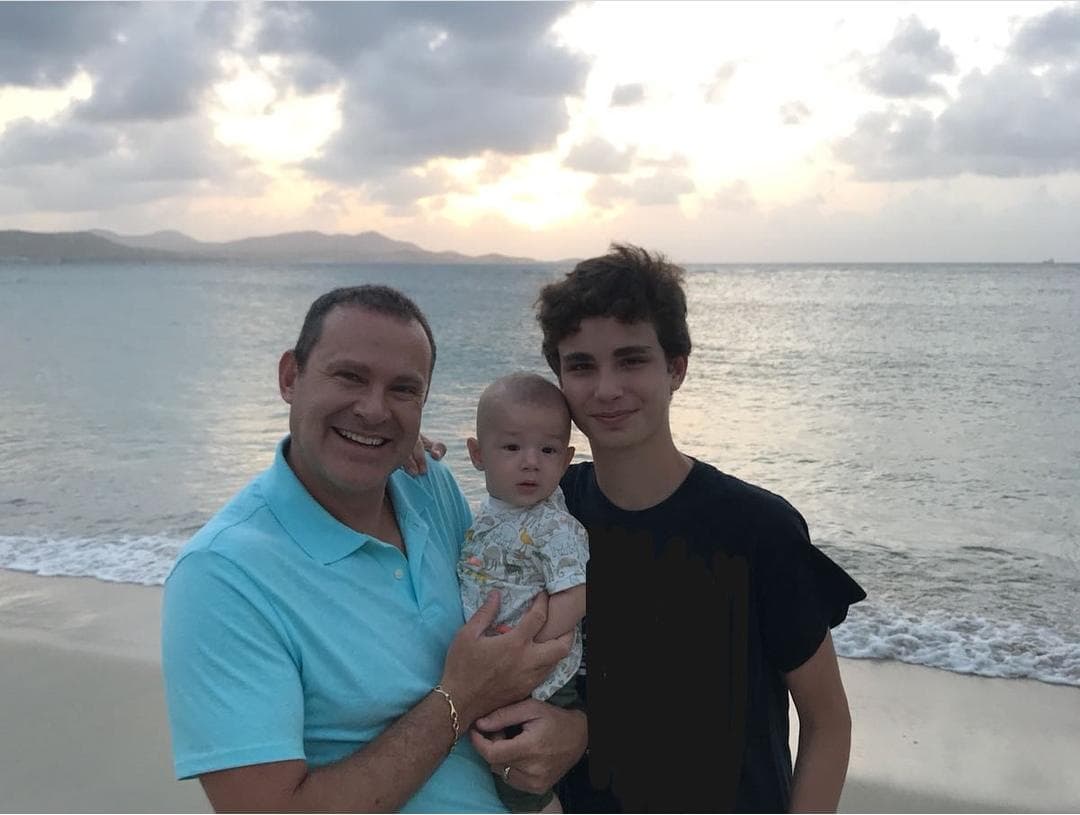 Además de sus tres preciosas hijas, Alan goza de la compañía varonil de su hijo Alex, de 15 años, y Liam, quien en febrero cumplió 1 año.