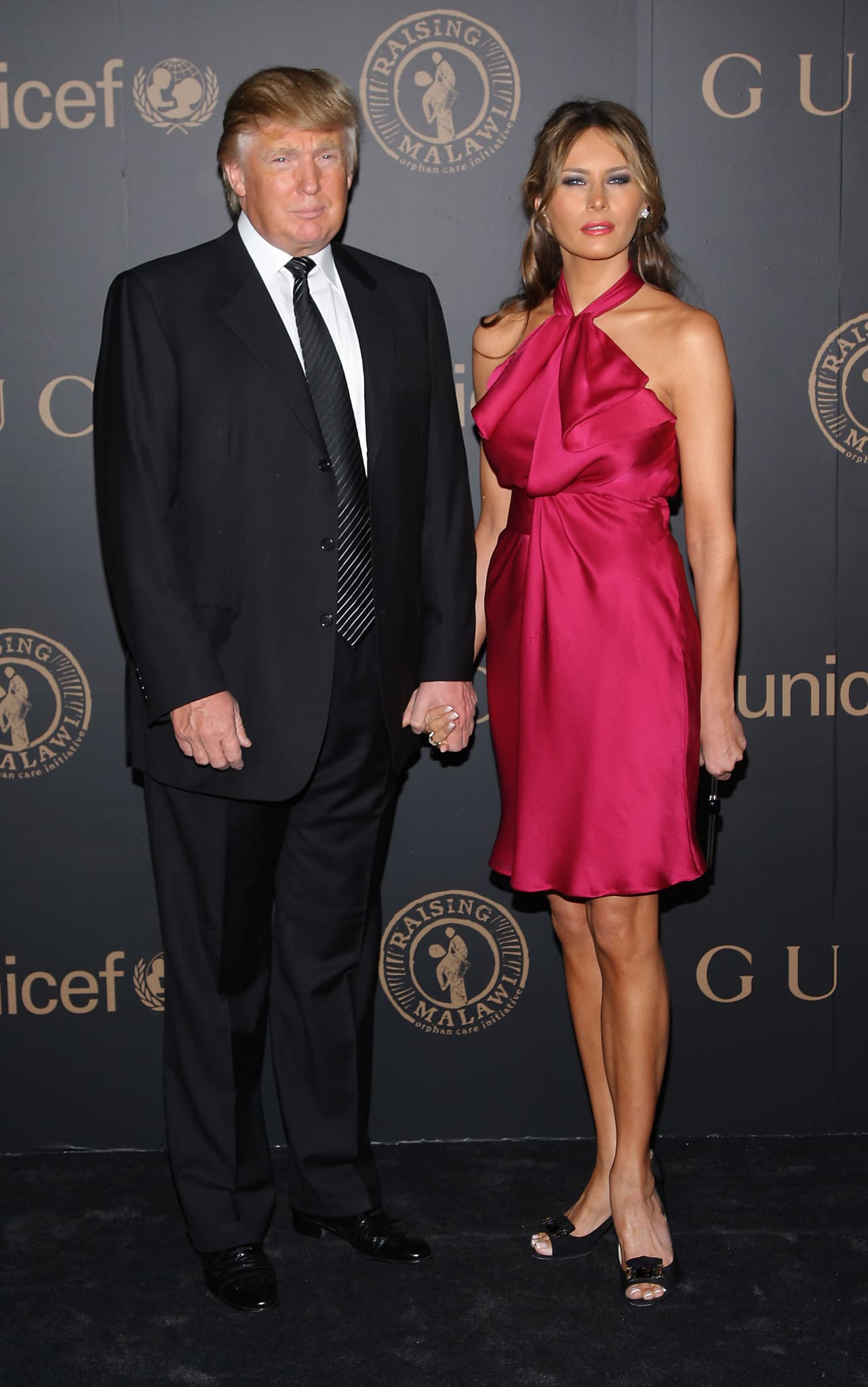 Gucci ha sido una de esas marcas que siempre ha acompañado a la esposa de Donald Trump. La usó en el segundo debate presidencial, también en 2008 cuando asistió con uno de sus vestidos fucsia a una gala de beneficencia de Unicef.