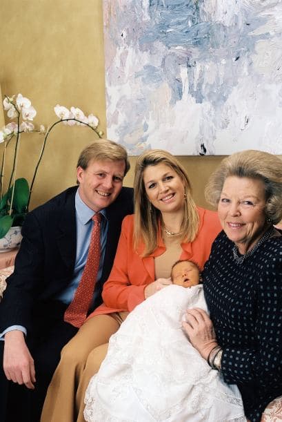 Catharina-Amalia es la hija del rey Willem Alexander y su esposa la reina Máxima. Willem ascendió al trono en 2013, luego de la abdicación del trono por parte de su madre, la reina Beatriz.La princesa de Orange, la mayor de tres hermanas, a sus 11 años va a un colegio público, practica judo, jockey, le encanta la actividad hípica y habla perfectamente holandés, español e ingles.Y aunque sus apariciones públicas por el momento son limitadas, sus papás se aseguran de incluirla en las actividades tradicionales y necesarias para su formación como futura reina.