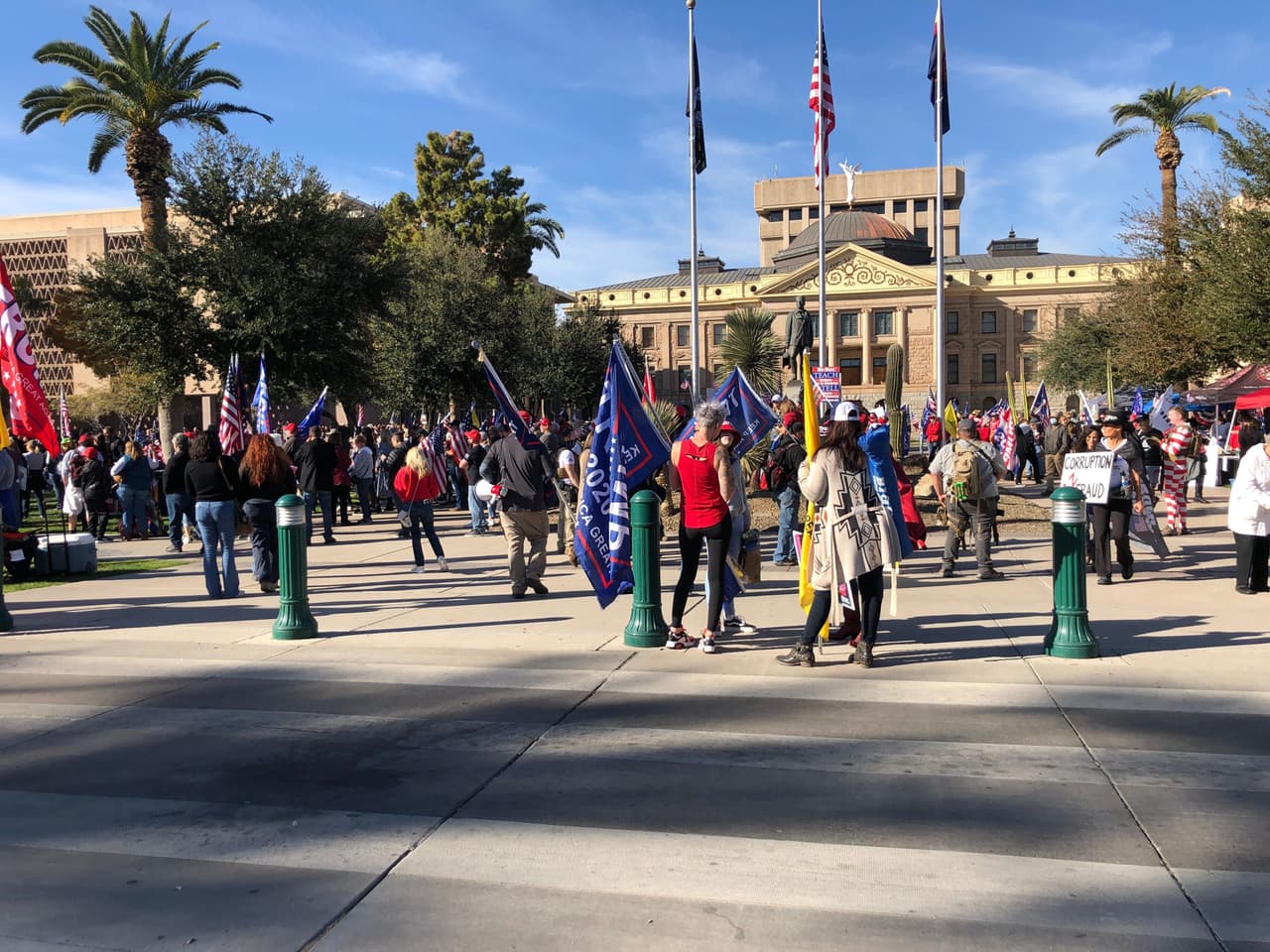 Un grupo de personas protestan por los resultados de las elecciones a días de que se posesione el presidente electo Joe Biden.