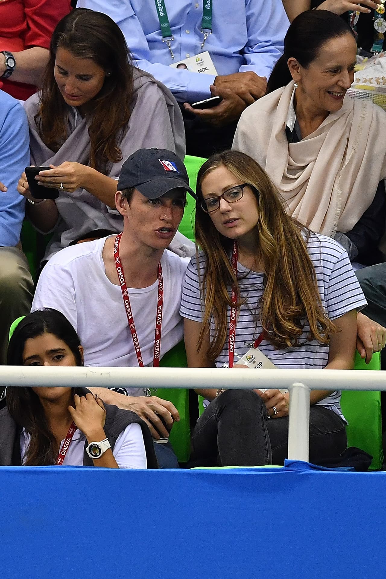 El ganador del Oscar está acompañado por su esposa, Hannah Bagshawe y su hija recién nacida, Iris.