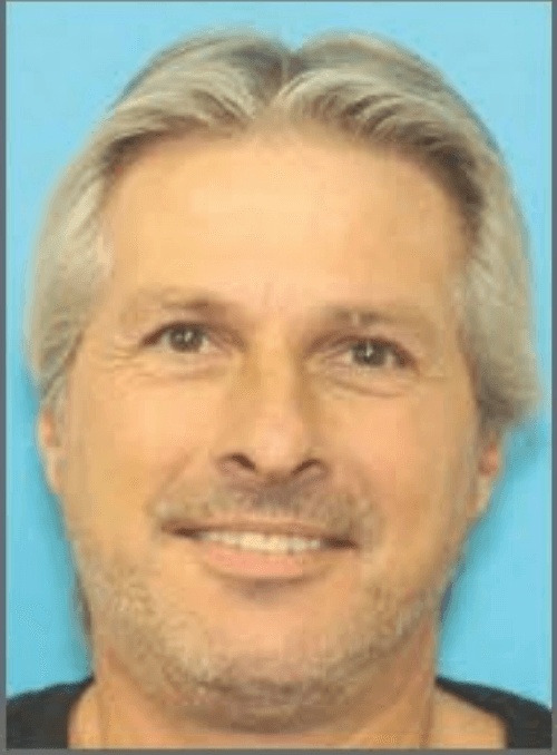 <h3 class="cms-H3-H3">Robert Reinhart</h3>
<br>
<br>Con 52 cumplidos, este empleado del sector de la 
<a href="https://www.univision.com/temas/construccion">construcción</a> y habitante de Telford, Pensilvania fue arrestado el pasado 1 de abril por ser sospechoso de atraer a un menor,
<b> intentar agredirlo sexuamente</b> y por intento de trata de personas; tres delitos de segundo grado. 
<br>