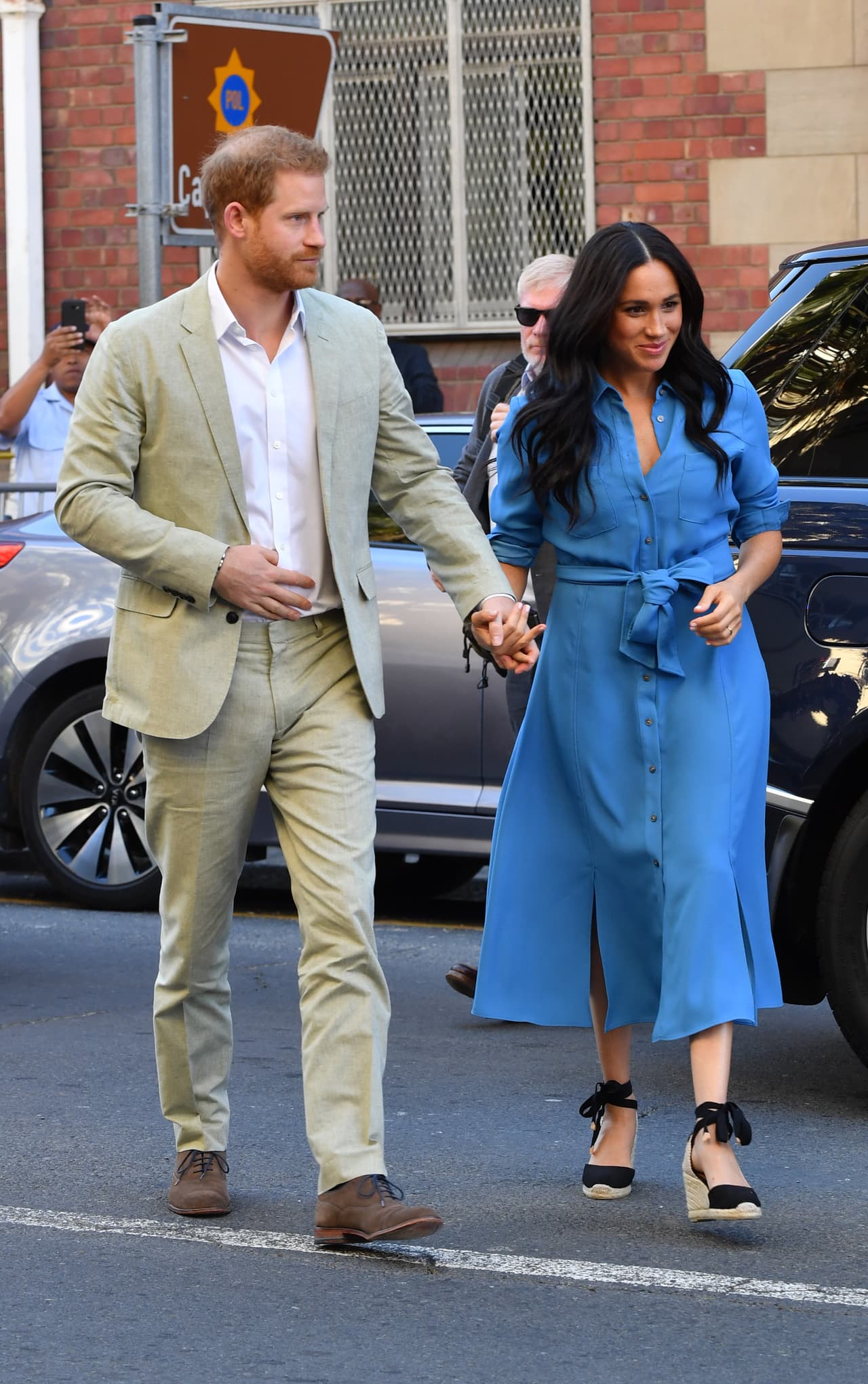 Antes de terminar su primer día de actividades, también
<b><a href="https://www.univision.com/famosos/meghan-markle-toma-una-clase-de-yoga-a-su-llegada-a-nueva-york-para-contrarrestar-los-efectos-del-jet-lag-fotos" target="_blank">tuvieron una clase de cocina comunitaria</a></b> con antiguos residentes de ese distrito, informó el medio británico.