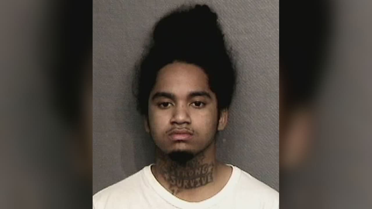 Jevoune Argueta, 21 años, acusado de lesiones a una mujer embarazada. Mide 5 pies 4 pulgadas de estatura, pesa 130 libras. Última ubicación conocida: Houston, Texas. Tiene antecedentes por robo en un edificio y un delito menor por lesiones.