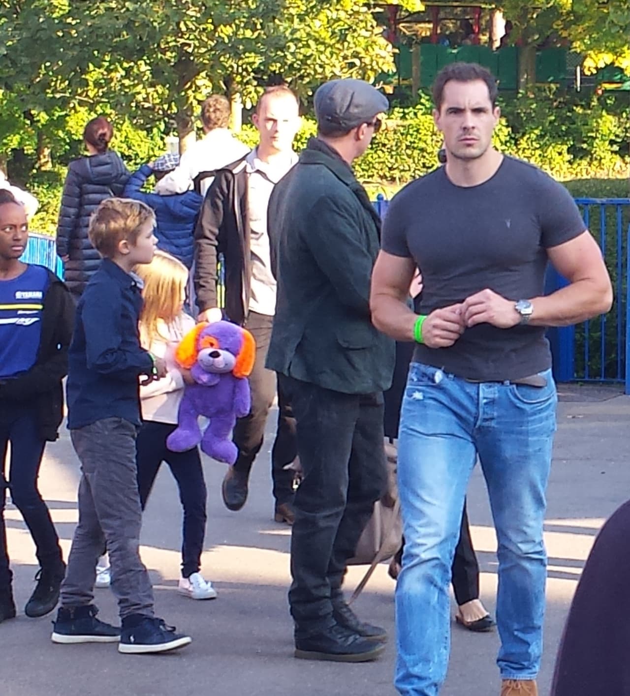 Todo frente a los ojos de sus hijos. En esta imagen se pueden ver a Zahara, Shiloh y Vivienne presenciando la discusión de sus papás.