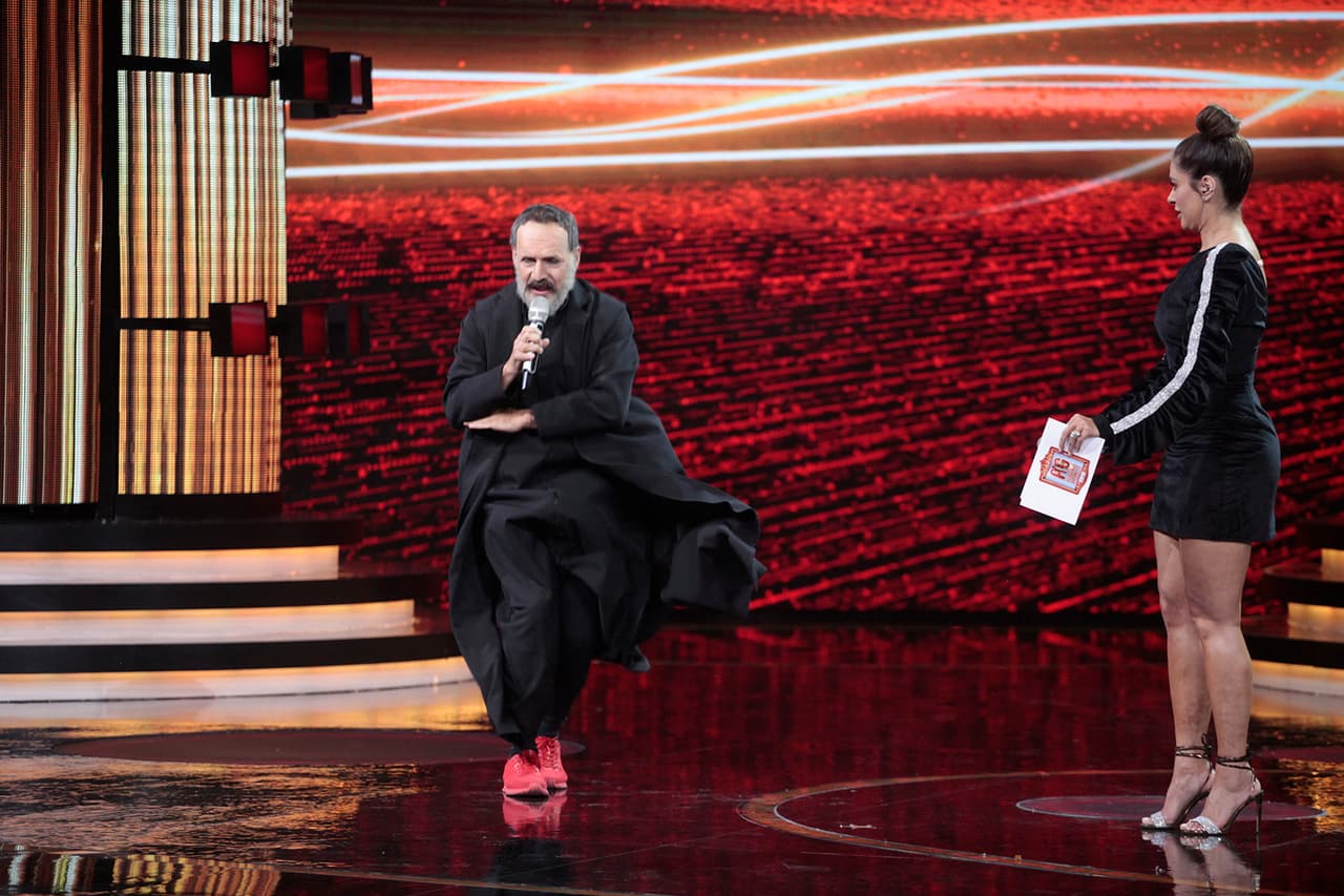 Pero antes, el imitador hizo gala de sus dotes de ¿bailarín?