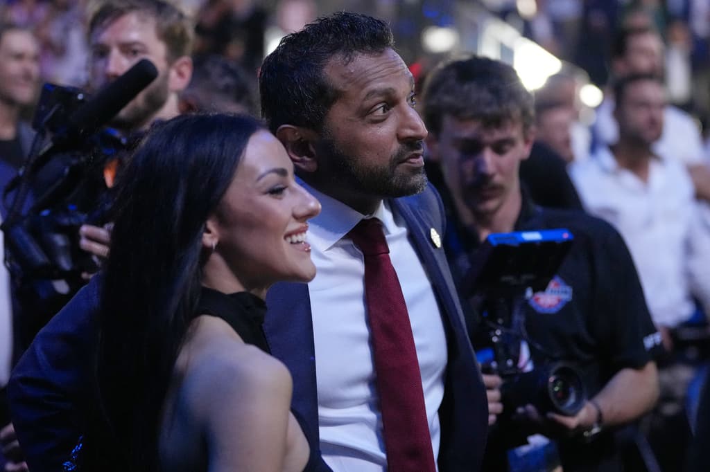 Los combates del domingo, 14 de junio, en la Casa Blanca, captaron la atención de 
<b><a href="https://www.univision.com/noticias/estados-unidos/kash-patel-director-del-fbi-es-victima-de-hackeo-grupo-proirani-se-atribuye-el-ciberataque" target="_blank">Kash Patel, director del FBI</a></b>, aquí junto a su pareja, la 
<b>cantante y comentarista política, Alexis Wilkins</b>.