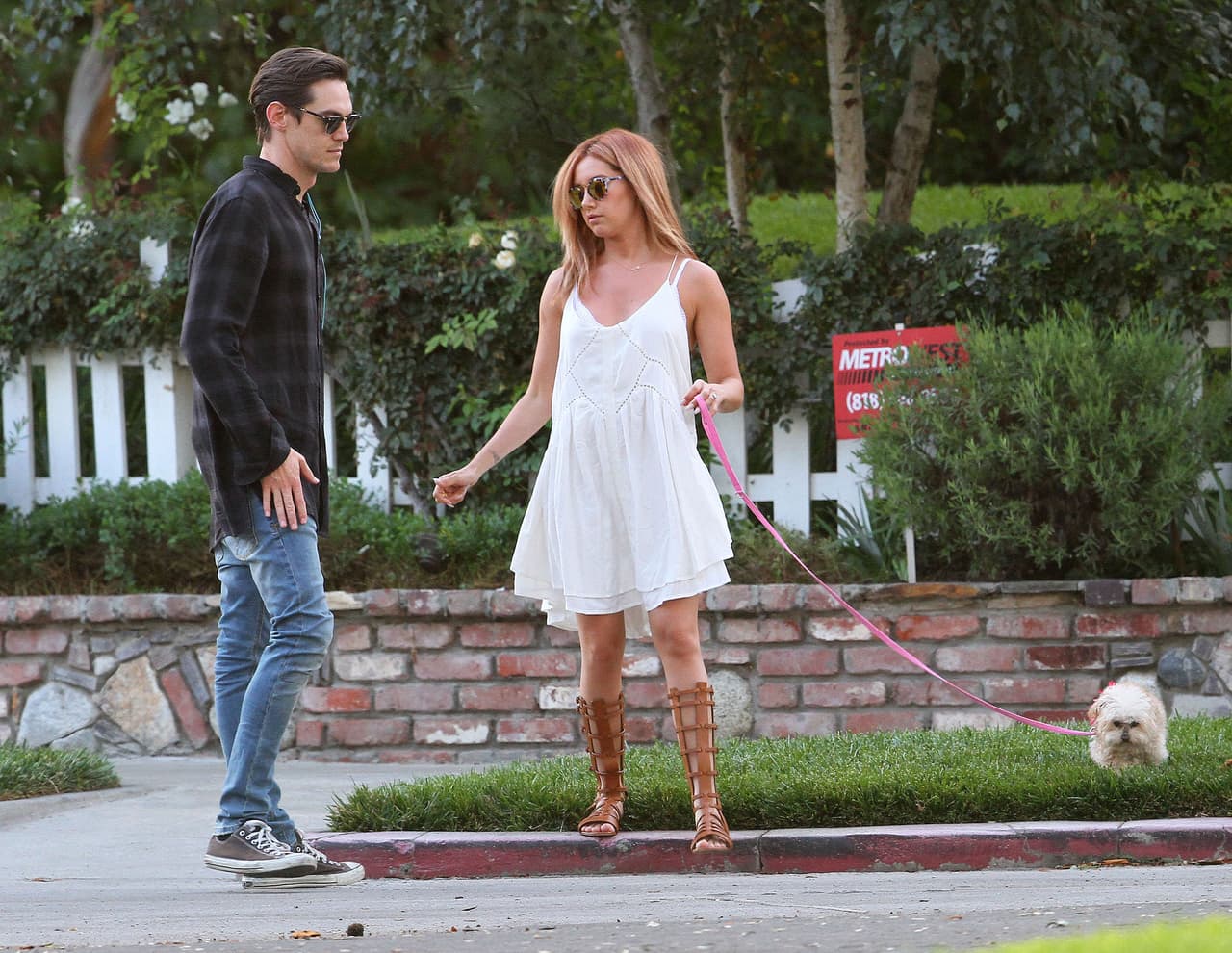 La estrella de ‘High School Musical’ se inclinó para limpiar las heces de Maui.