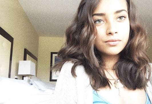 Verónica usa su pelo suelto y con ondas.