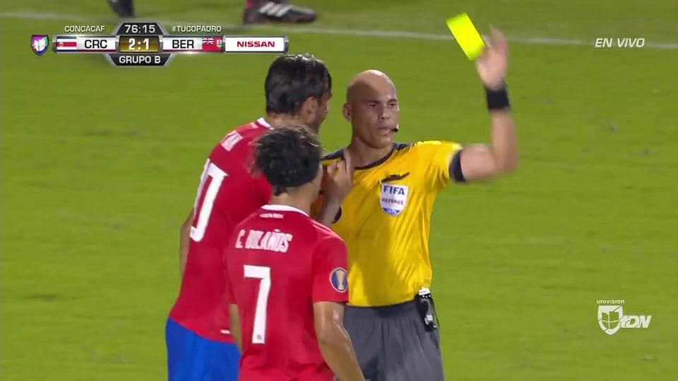 Tarjeta amarilla. El árbitro amonesta a Bryan Ruiz de Costa Rica