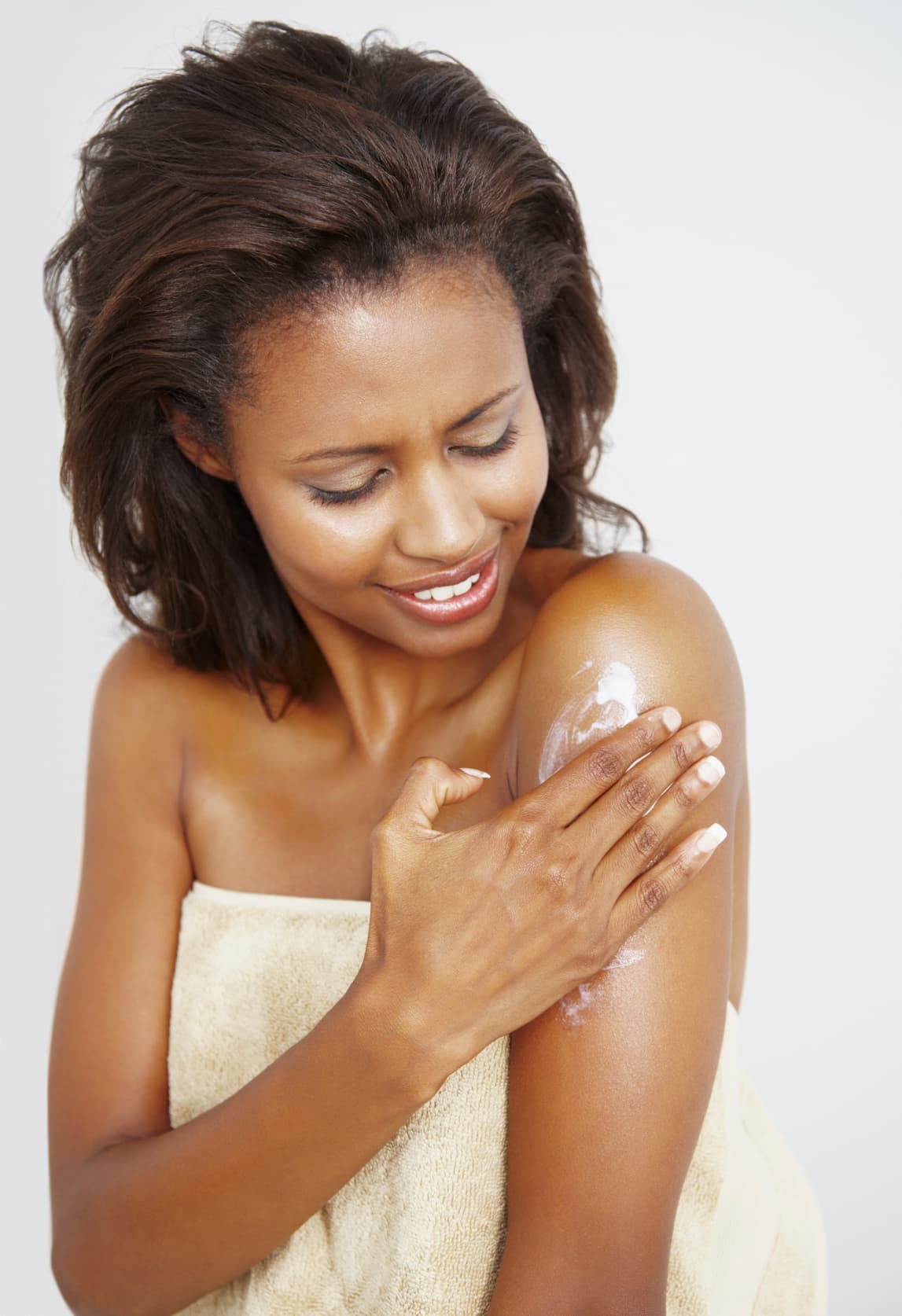 Hidratación total. A lo largo del día la piel pierde electrolitos que hay en el cuerpo y ayudan a equilibrar la cantidad de agua de éste. La falta de electrolitos se refleja en resequedad. 
<br>
<br>Para lograr una hidratación solo basta con darte unos baños de agua con sal (de pies a cabeza). El resultado te encantará.