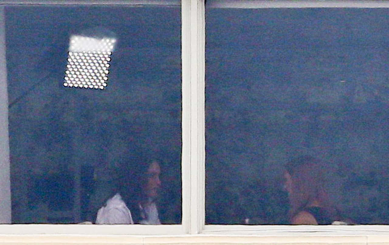 Caitlyn lucía una blusa blanca y su cabellera suelta.