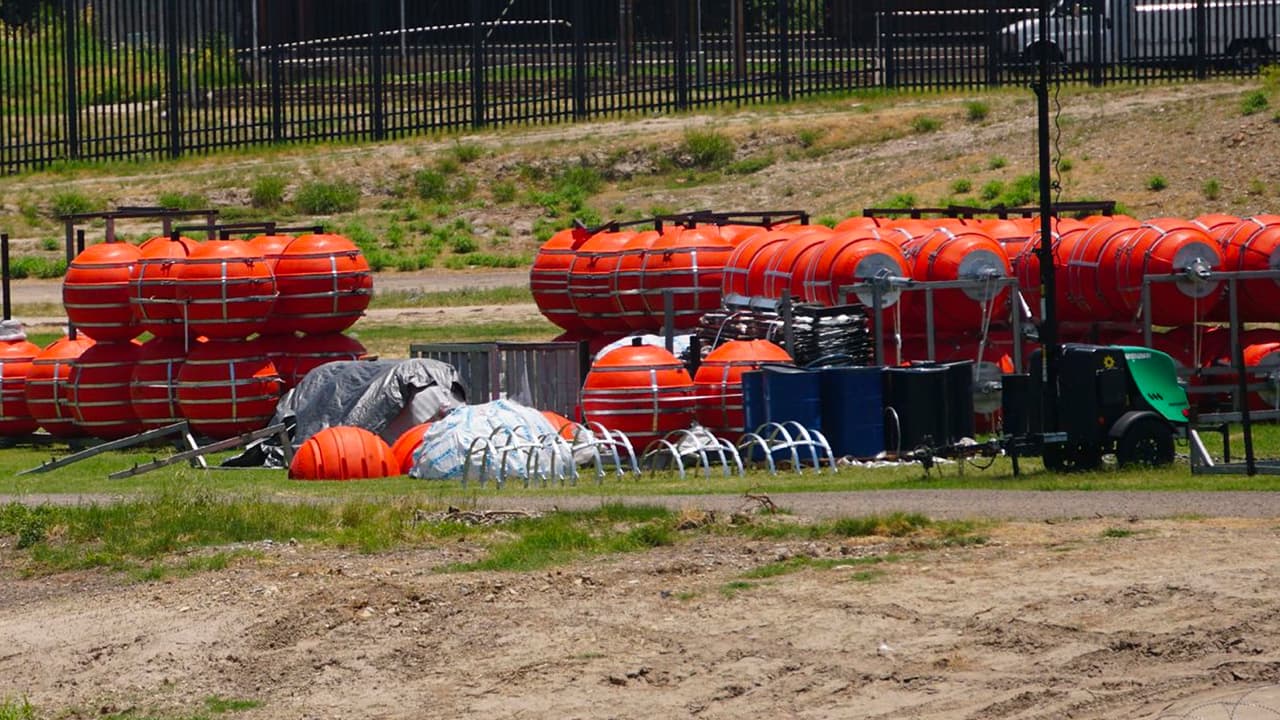 Las boyas empezaron a llegar al lugar el 7 de julio, en compañía de los materiales necesarios para su instalación. Un 
<b>empresario local busca detener el plan de un <a href="https://www.univision.com/local/san-antonio-kwex/boyas-muro-flotante-inmigrantes-frontera-eagle-pass-texas-greg-abbott" target="_blank">“muro flotante”</a></b> de Abbott con 
<a href="https://www.univision.com/local/san-antonio-kwex/muro-flotante-rio-bravo-demanda-texas-greg-abbott" target="_blank">una demanda, sin embargo, lejos del lado humano, el demandante posee un negocio de canoas y kayaks</a>, para dar paseos en el lugar, y con esta barrera no podrá seguir adelante.