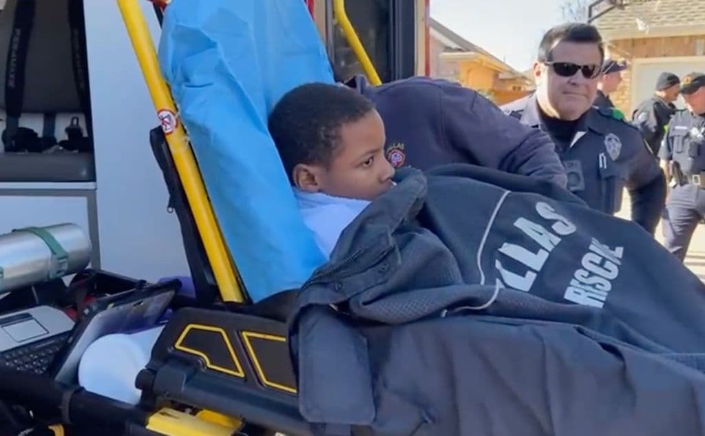 Traveon pasó más de 24 horas en el garaje
<b>sólo vistiendo un short y calcetines</b> en las
<a href="https://www.univision.com/local/dallas-kuvn/como-tener-casa-caliente-en-frio-sin-pagar-mas-fotos">temperaturas heladas</a>. El menor fue encontrado a salvo, aun así lo trasladaron a un hospital para evaluar su salud al haber estado expuesto al frío.