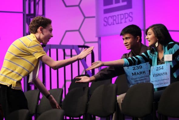 Curiosamente, chicos y chicas de ascendencia india han ganado 10 de los últimos "spelling bees" nacionales, y hasta cinco consecutivamente. Nandipati es la campeona más reciente.