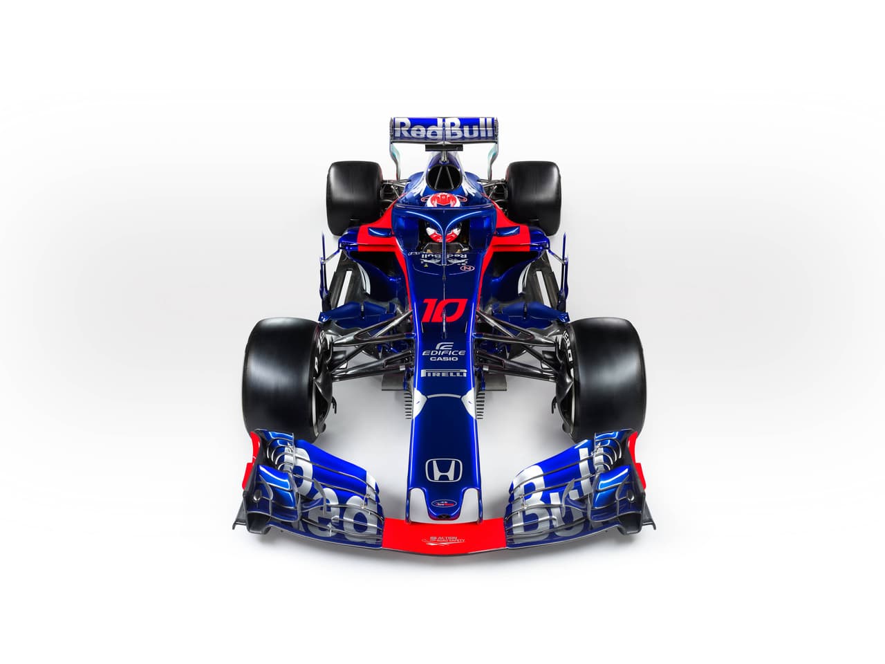 <b>Toro Rosso STR13. </b>Este auto fue el último en ser presentado. Llegó justo para las pruebas en el Circuit de Barcelona-Catalunya respetando los colores de 2017.