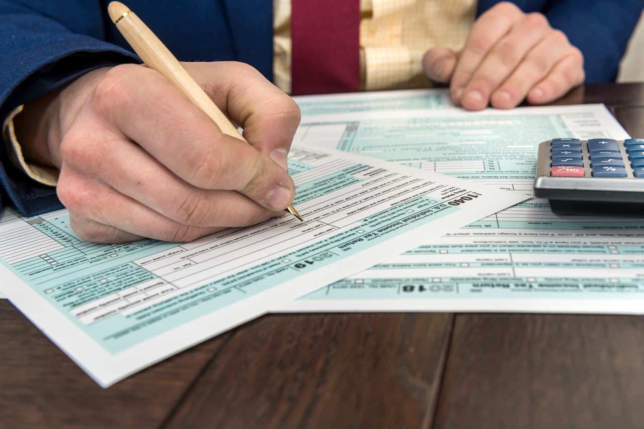 <b>¿Qué consecuencias pudiera traer esto? </b>Las personas pueden ser nuevamente elegible para algunos 
<a href="https://www.univision.com/noticias/dinero/muchas-personas-recibiran-este-miercoles-su-tercer-cheque-de-estimulo">créditos fiscales</a> que requieren que los ingresos estén por debajo de un determinado umbral.