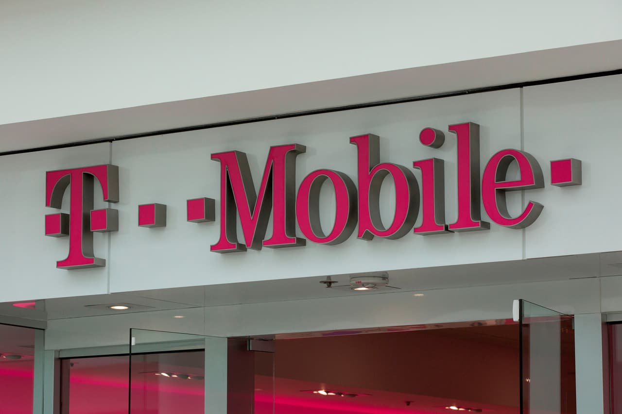 El pasado lunes, miles de usuarios de T-Mobile se quejaron en redes sociales, al no poder usar sus teléfonos para llamar y enviar mensajes de voz. 
<br>
