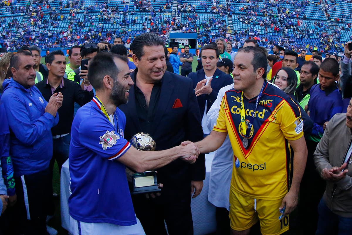 Al final la cordialidad estuvo presente entre las leyendas de los dos equipos.