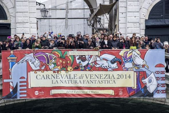 La "Festa Venezia" (fiesta venecia) inauguró las actividades, que concluirán el próximo 4 de marzo, en las que participan anualmente cientos de miles de personas que llenan de alegría y colorido la ciudad.