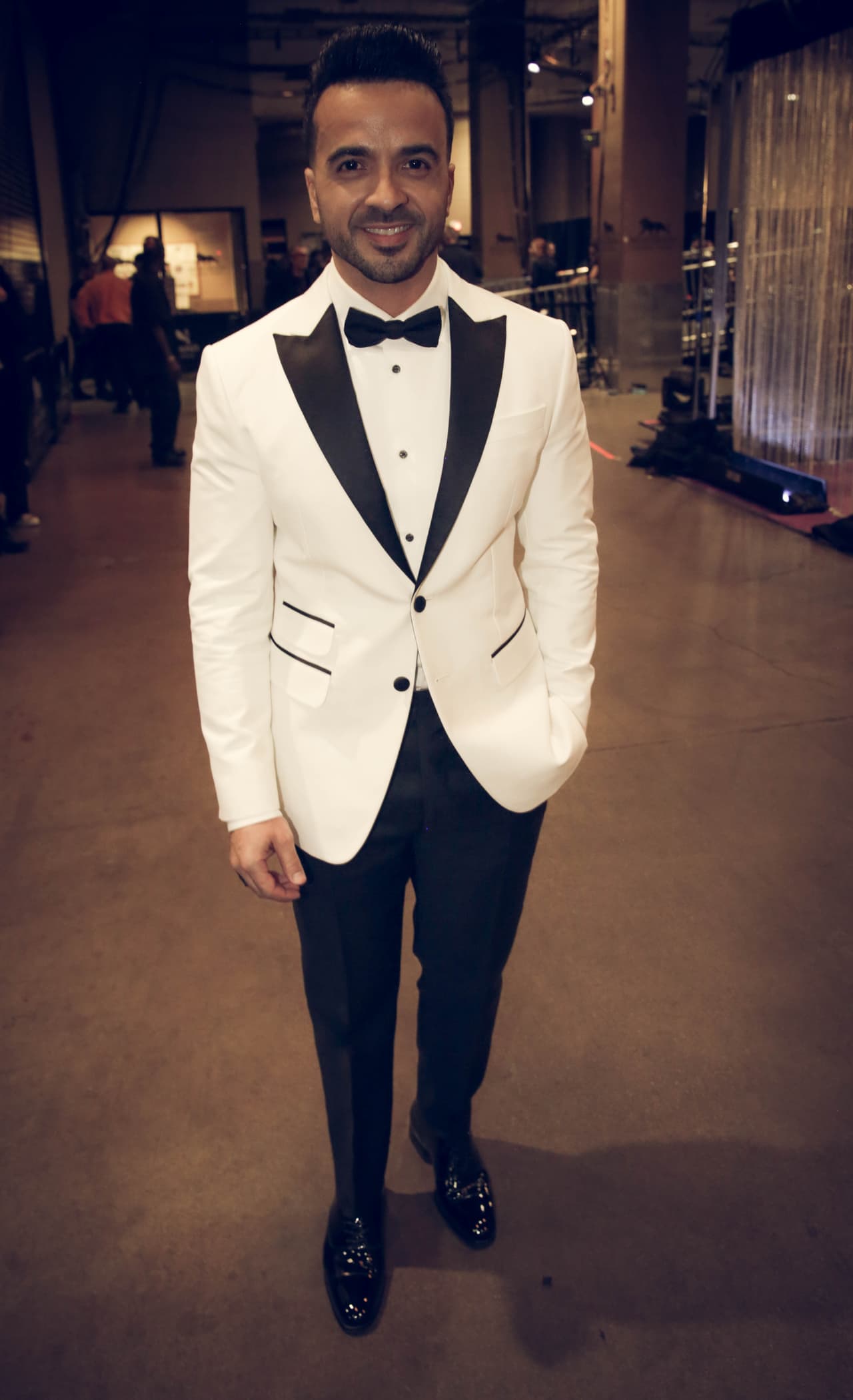 El gran ganador de la noche, Luis Fonsi, feliz en el pasillo del backstage.