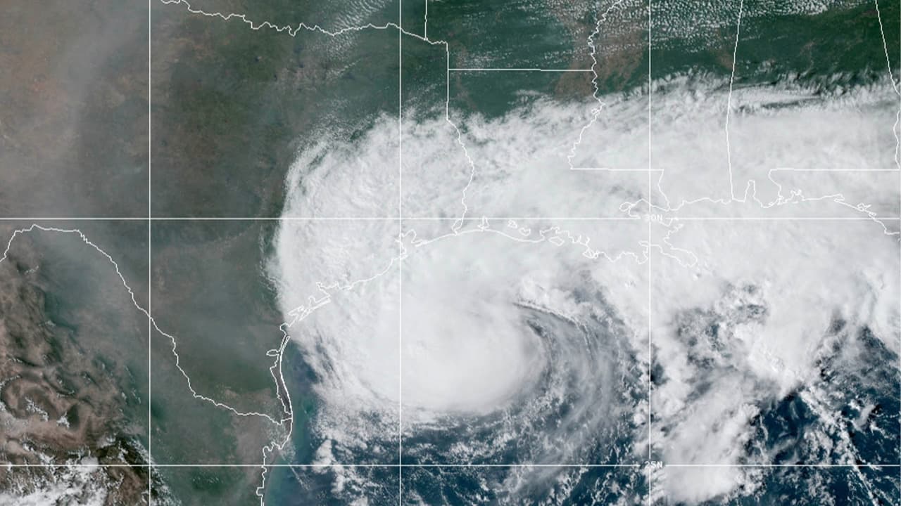 El condado Liberty emitió una declaración de desastre y evacuación voluntaria para los residentes que vivas en zonas bajas. El juez, Jay Knight, instó a la comunidad evacuar y permanecer con familiares o amigos. Para ver la orden
<a href="https://www.facebook.com/LibertyCountyOfficeofEM/posts/1502267123293931" target="_blank">haga click aquí. </a>