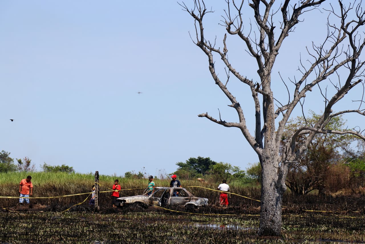 El incendio fue controlado por bomberos de la zona de Tierra Blanca, mientras que el Ejército mexicano resguardó la zona. En esa región han sido detectadas al menos 17 tomas clandestinas de combustible, de acuerdo con la Secretaría de Defensa Nacional. (Iván Sah/Reuters)
